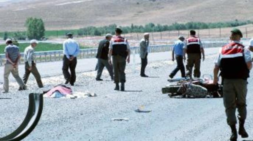 TIR&rsquo;ın &Ccedil;arptığı Motosikletli Hayatını Kaybetti