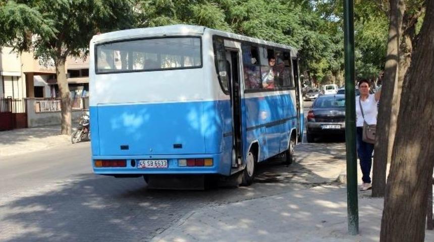 Yolcu, Hareket Halindeki Halk Otob&uuml;s&uuml;nden D&uuml;şt&uuml;