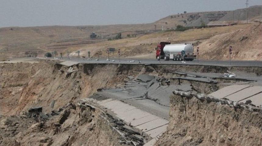 Cizre&rsquo;de Onarılmayan Karayolu &Ccedil;&ouml;kmeye Devam Ediyor