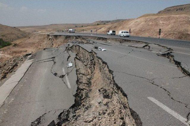 Cizre’de Onarılmayan Karayolu Çökmeye Devam Ediyor