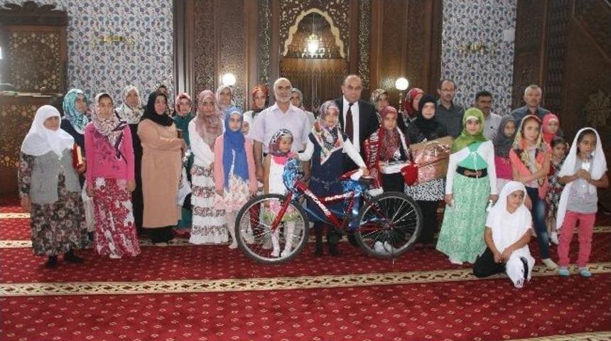 Yerk&ouml;y&rsquo;de Yaz Kuran Kurslarında D&uuml;zenlenen Yarışmada Dereceye Giren &Ouml;ğrenciler Bilgisayar İle &Ouml;d&uuml;llendirildi