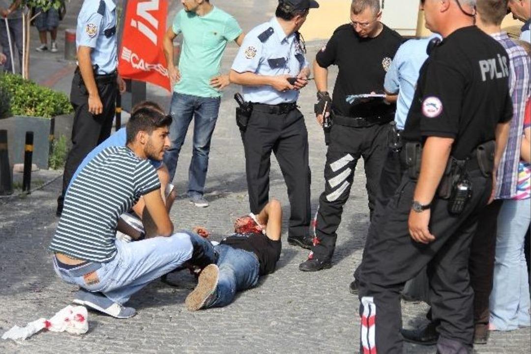 Sokak Ortasında Bı&ccedil;aklı Ve Sopalı Saldırı: 1 Yaralı