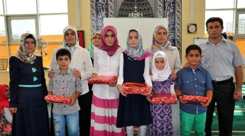 Kur&rsquo;an-ı Kerim &Ouml;ğrenen &Ouml;ğrencilerin Mutlu G&uuml;n&uuml;