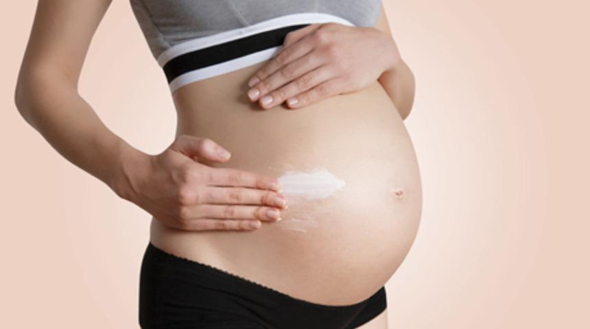 Doğum sonrası oluşan &ccedil;atlaklar nasıl ge&ccedil;er?