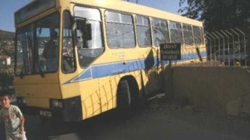 Yozgat&rsquo;ta Freni Boşalan İş&ccedil;i Servis Otob&uuml;s&uuml; Duvara &Ccedil;arparak Durabildi: 1 Yaralı