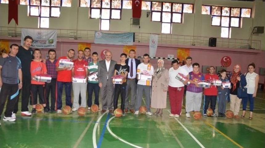 Engellilere Eşofman Ve Ayakkabı Dağıtıldı