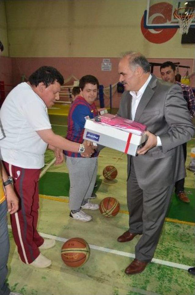 Engellilere Eşofman Ve Ayakkabı Dağıtıldı 1