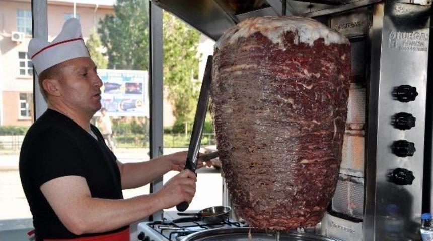 Gurbet&ccedil;i Yoğunluğu, Esnafa 150 Kiloluk D&ouml;ner Takdırdı