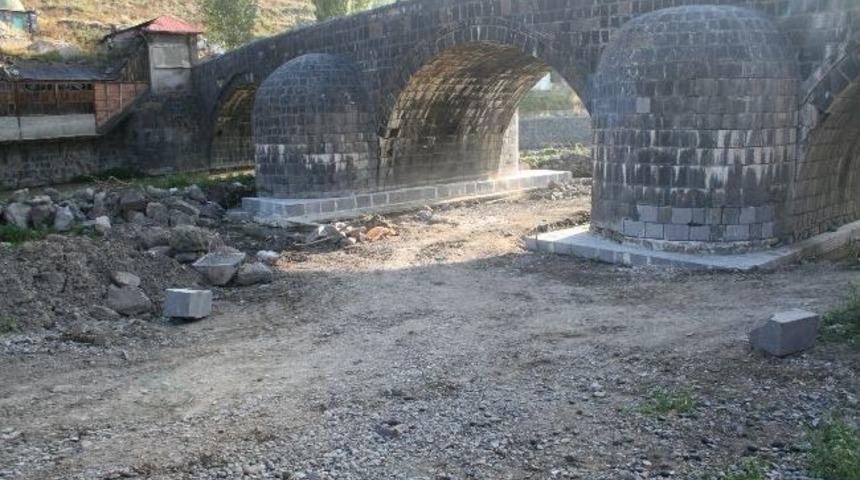 Kars&rsquo;ta Tarihi Taş K&ouml;pr&uuml; Onarılıyor