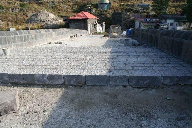 Kars&rsquo;ta Tarihi Taş K&ouml;pr&uuml; Onarılıyor 2