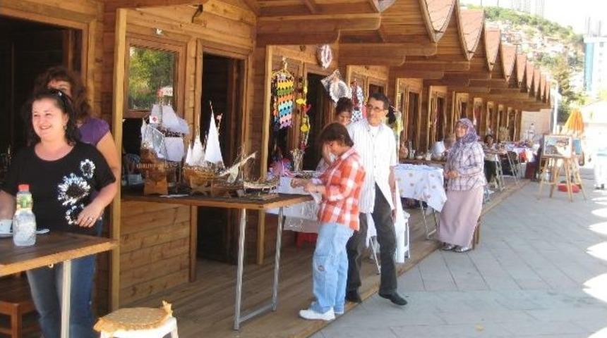 İzmek Kursiyerleri El Emeklerini Satıyorlar