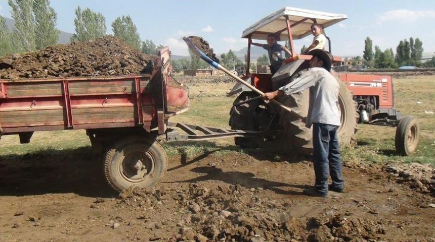 Bitlis&rsquo;te Tarlalar Hayvan G&uuml;breleriyle G&uuml;&ccedil;lendiriliyor