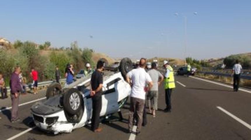 Kontrolden &Ccedil;ıkan Otomobil Bariyerlere &Ccedil;arpıp Takla Attı: 8 Yaralı