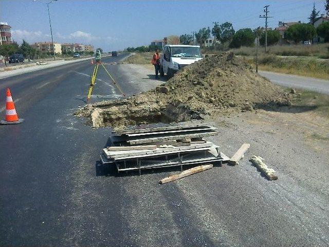 Lapseki Bursa Kara Yolu Üzerinde Sulama Kanalı Çalışmaları Devam Ediyor