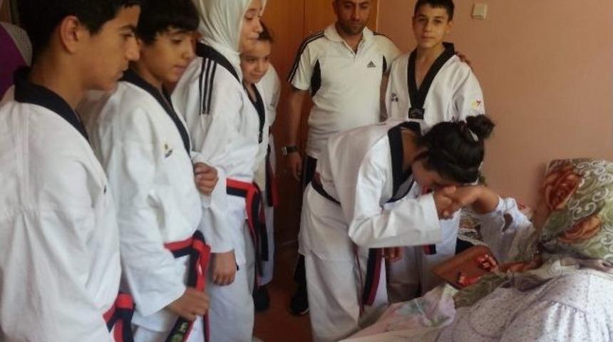 Şahinbey Tekvando Sporcuları Yaşlıları Unutmadı