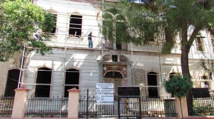 &Ouml;demiş'in Tarihi Ortaokulunda Restorasyon Yeniden Başladı