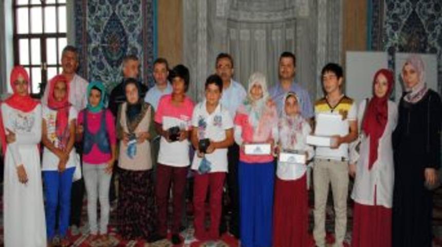 Bilgi Yarışmasında Dereceye Giren &Ouml;ğrenciler Tablet Bilgisayarla &Ouml;d&uuml;llendirildi