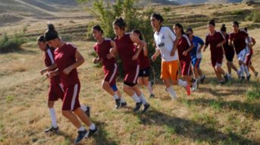 Hakkarili Kadın Futbolcular, Yetkililere Seslendi