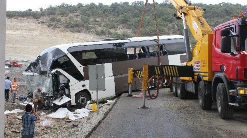 K&uuml;tahya&rsquo;da Zincirleme Trafik Kazası: 20 Yaralı