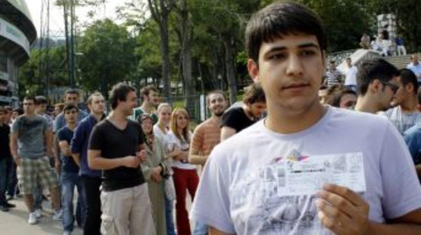 Bursaspor-Galatasaray Ma&ccedil; Bileti I&ccedil;in Kilometrelerce Kuyruk Oluştu