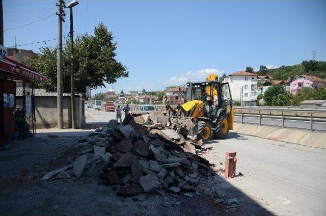 Kartepe Eşme'de Yan Yol Kaldırım Çalışması