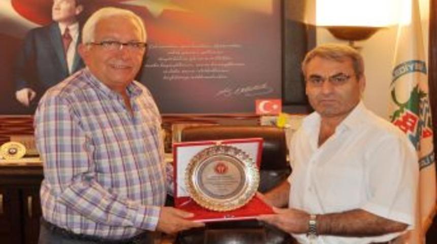 Federasyon Başkanı'ndan Posbıyık'a Plaket