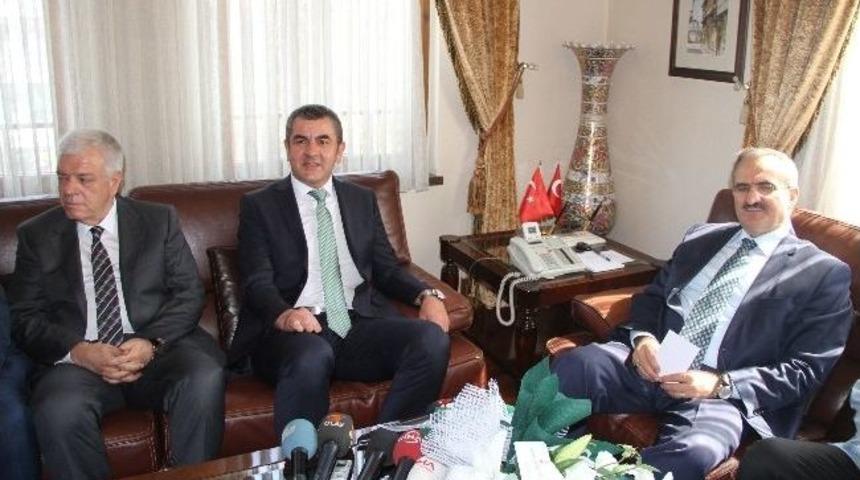 Bursaspor Y&ouml;netimi, Vali M&uuml;nir Karaloğlu'nu Ziyaret Etti