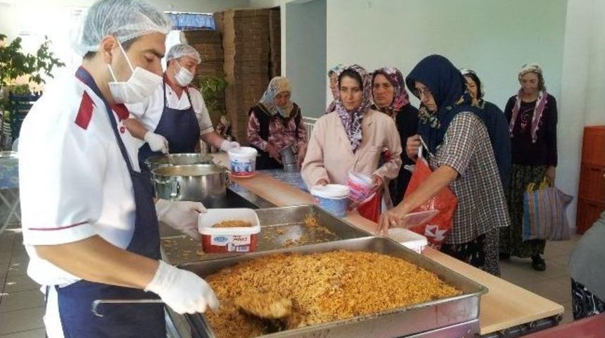 Odunpazarı Belediyesi Her G&uuml;n Y&uuml;zlerce Kişinin Sofrasını Şenlendiriyor