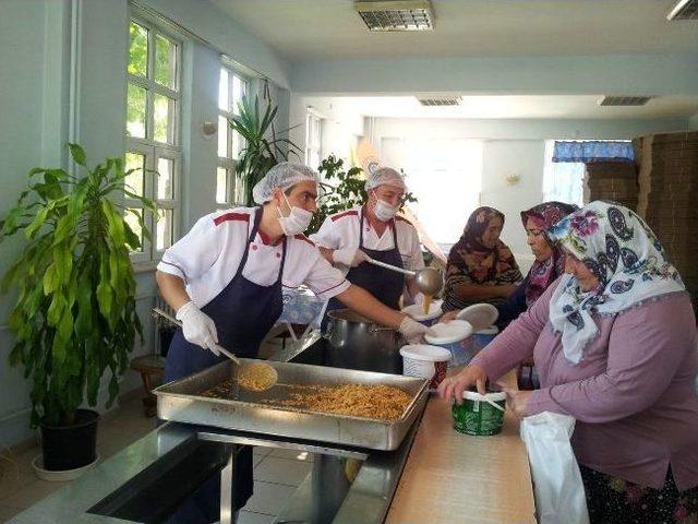 Odunpazarı Belediyesi Her G&uuml;n Y&uuml;zlerce Kişinin Sofrasını Şenlendiriyor 1