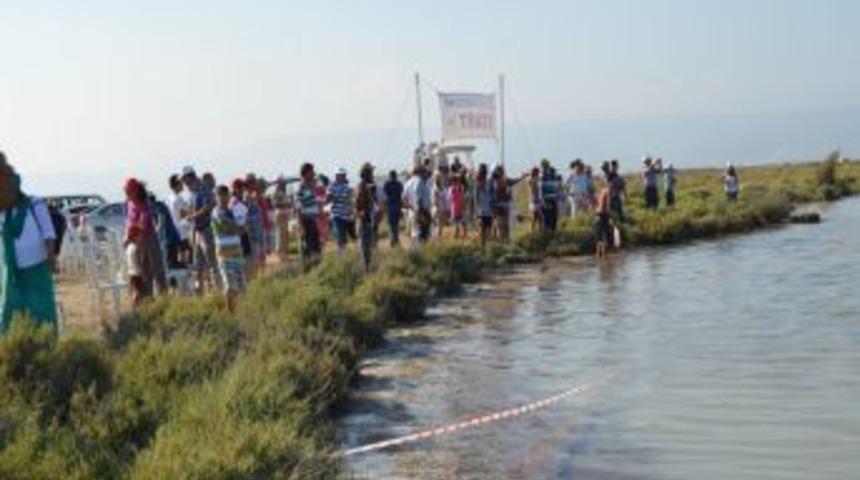 Yenge&ccedil; Dolu G&ouml;lde Yalın Ayak Koştular