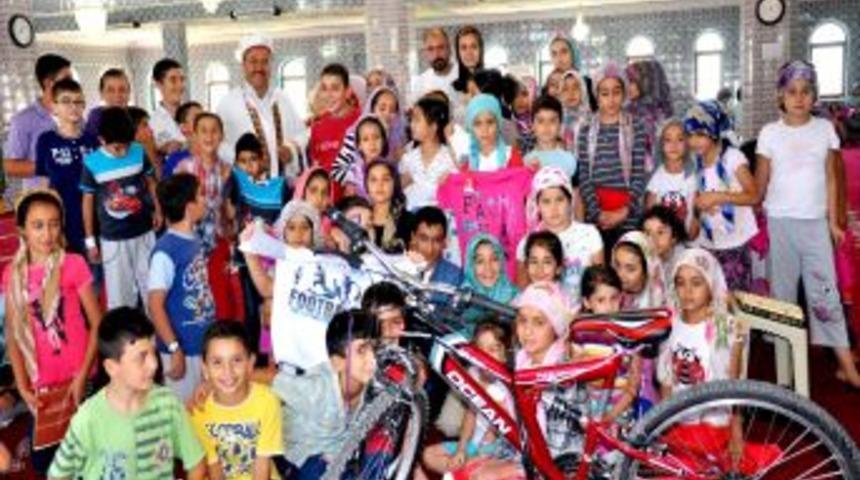 Kur'an &Ouml;ğrenen &Ccedil;ocuklara Bisiklet Ve Bilgisayar &Ouml;d&uuml;l&uuml;