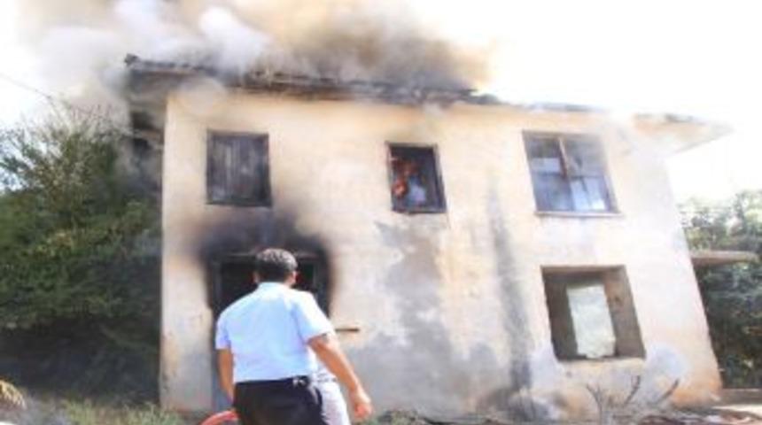 Kullanılmayan Ev Alev Alev Yandı