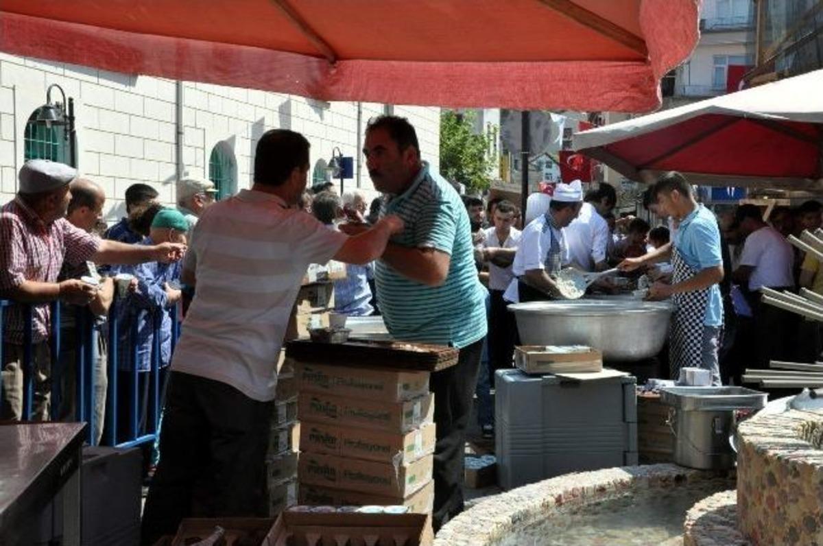 İnebolu Belediyesi &Uuml;&ccedil; Bin Kişilik Etli Pilav Dağıttı