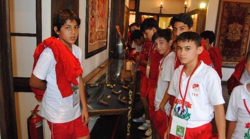 Gen&ccedil; Futbolcular &Ouml;demiş'e Hayran Kaldı