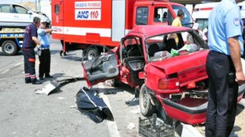 Manisa'da Trafik Kazası: 1 &Ouml;l&uuml;, 2'si Ağır 9 Yaralı