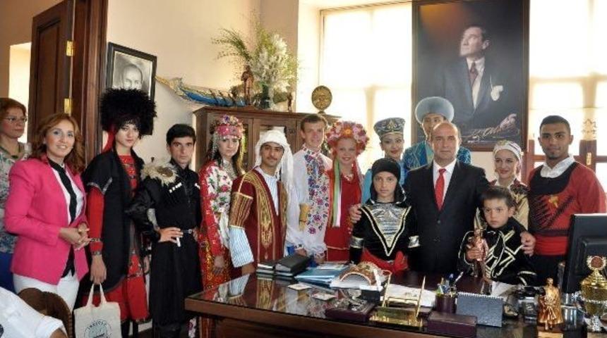 Yabancı Halk Dansları Gruplarından Başkan Uzuner&rsquo;e Ziyaret