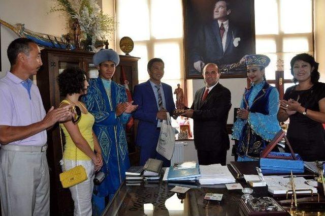 Yabancı Halk Dansları Gruplarından Başkan Uzuner&rsquo;e Ziyaret 1