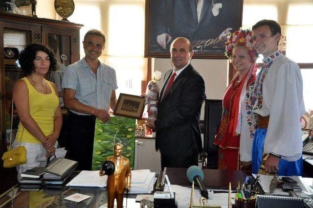 Yabancı Halk Dansları Gruplarından Başkan Uzuner&rsquo;e Ziyaret 2