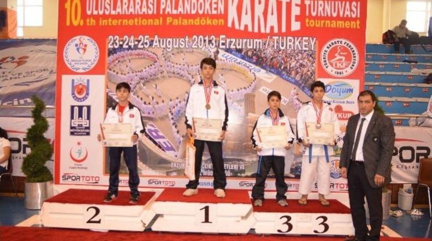 Karateciler En G&uuml;zel Kata &Ccedil;izmek İ&ccedil;in Yarıştı