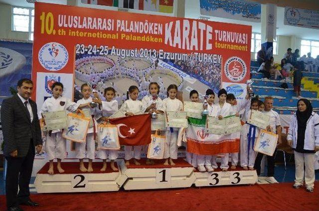 Karateciler En G&uuml;zel Kata &Ccedil;izmek İ&ccedil;in Yarıştı 1