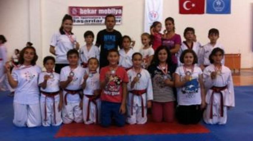 Taekwondocular Madalya İle D&ouml;nd&uuml;