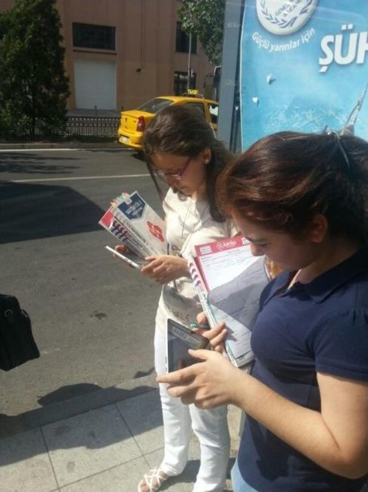 K&ouml;rfez &Ouml;ğrencileri Dersaneyi Yanlarında Taşıyor