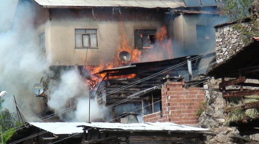 Yusufeli'nde Ev Yangını