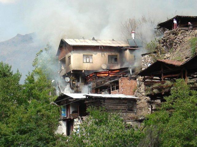 Yusufeli'nde Ev Yangını