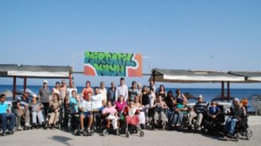 Karabağlarlı Engellilerin Deniz Keyfi