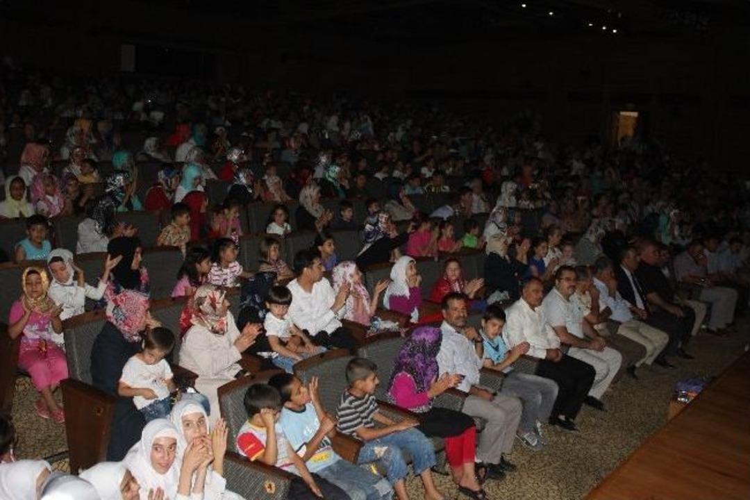 Kuran Kursu &Ouml;ğrencilerinin G&ouml;sterilerileri Ayakta Alkışlandı