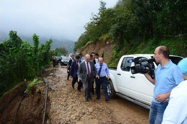 Çevre Ve Şehircilik Bakanı Erdoğan Bayraktar, Sel Ve Heyelanlardan Zarar Gören Yomra İlçesinde İncelemelerde Bulundu