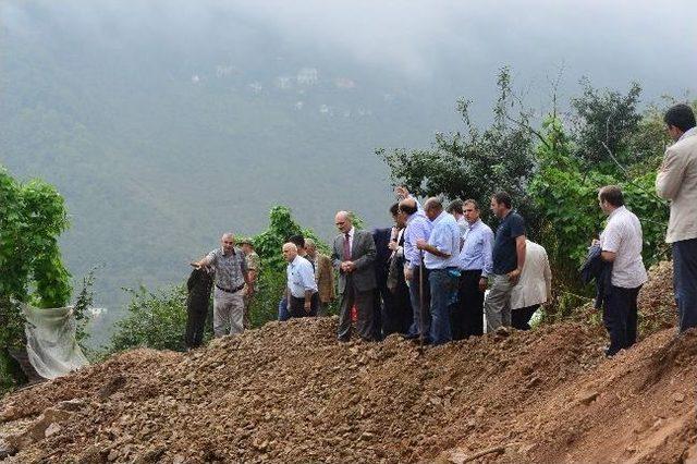 Çevre Ve Şehircilik Bakanı Erdoğan Bayraktar, Sel Ve Heyelanlardan Zarar Gören Yomra İlçesinde İncelemelerde Bulundu