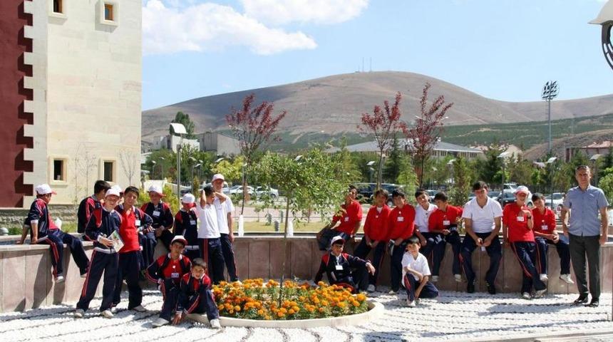 Başarılı Ortaokul &Ouml;ğrencileri Bayburt &Uuml;niversitesini Ziyaret Etti