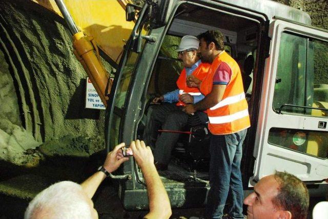 Vali Köşger, Yapımı Devam Eden Yollarda Incelemelerde Bulundu